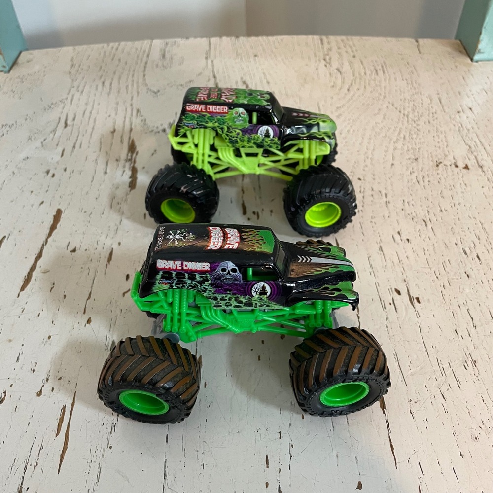 Monster Jam Grave Digger 1:64 Die-Cast Monster Truck Set of 2 Green Black